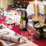 Firmenweihnachtsessen sind nicht nur ein Anlass zum Feiern, sondern ein wirkungsvolles Instrument, um die Teamdynamik zu verbessern, die Mitarbeiter zu motivieren und die Beziehungen innerhalb der Organisation zu festigen.