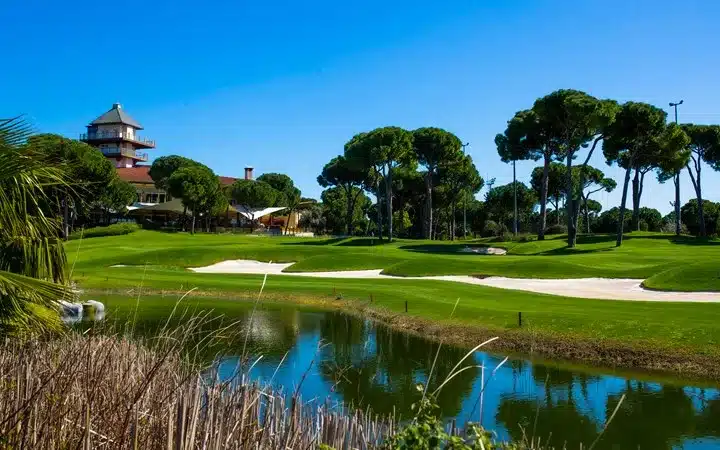 L'Italia e l'Europa offrono una selezione di resort esclusivi che combinano magistralmente le passioni per il tennis e il golf.

Queste destinazioni non solo soddisfano le esigenze degli sportivi più esigenti, ma offrono anche esperienze di soggiorno indimenticabili, immerse in paesaggi mozzafiato e arricchite da servizi di altissimo livello.