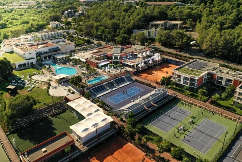 L'Italia e l'Europa offrono una selezione di resort esclusivi che combinano magistralmente le passioni per il tennis e il golf.

Queste destinazioni non solo soddisfano le esigenze degli sportivi più esigenti, ma offrono anche esperienze di soggiorno indimenticabili, immerse in paesaggi mozzafiato e arricchite da servizi di altissimo livello.