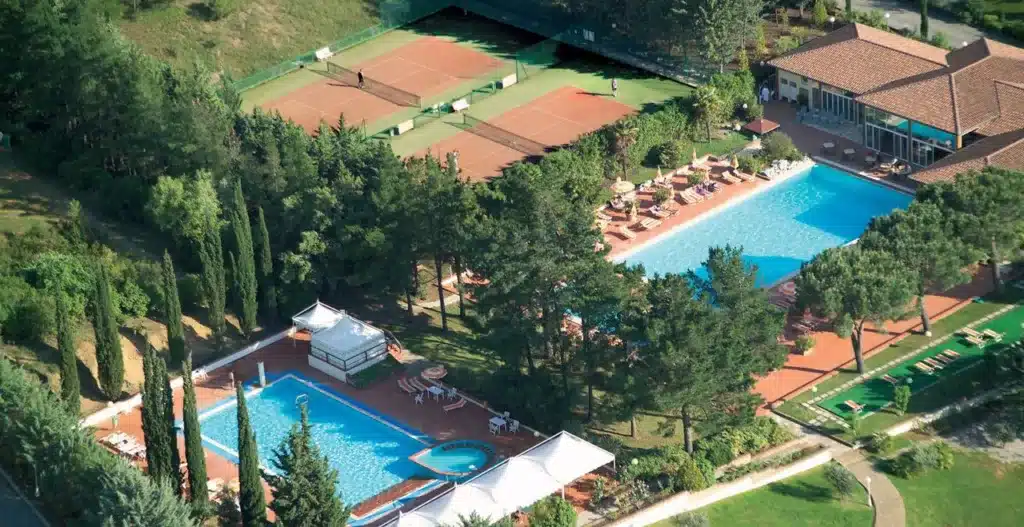 L'Italia e l'Europa offrono una selezione di resort esclusivi che combinano magistralmente le passioni per il tennis e il golf.

Queste destinazioni non solo soddisfano le esigenze degli sportivi più esigenti, ma offrono anche esperienze di soggiorno indimenticabili, immerse in paesaggi mozzafiato e arricchite da servizi di altissimo livello.