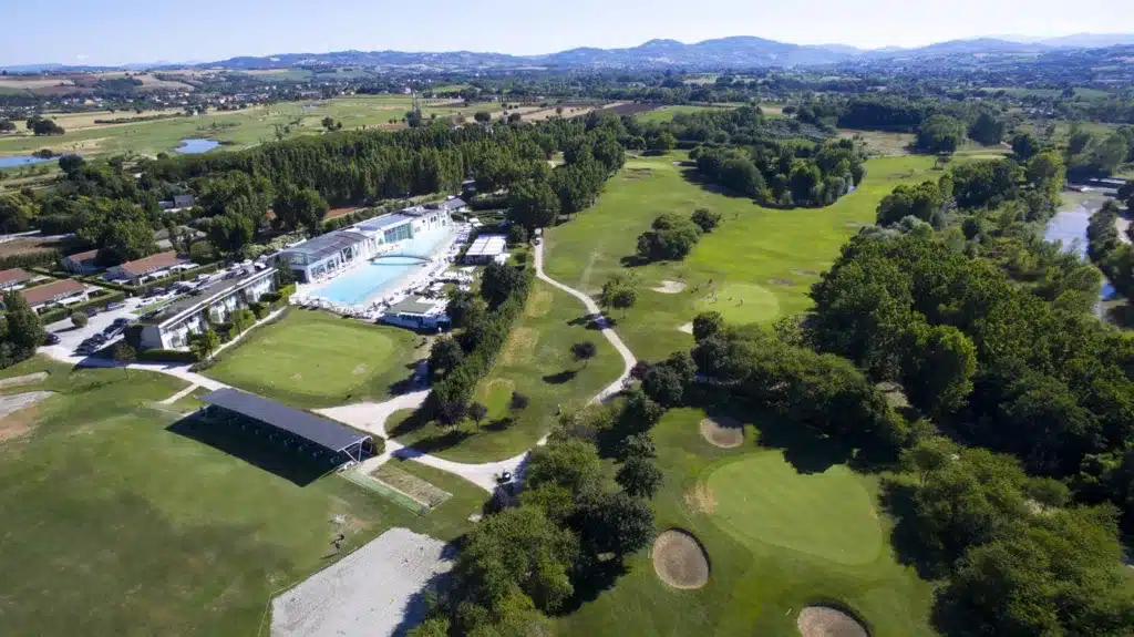 L'Italia e l'Europa offrono una selezione di resort esclusivi che combinano magistralmente le passioni per il tennis e il golf.

Queste destinazioni non solo soddisfano le esigenze degli sportivi più esigenti, ma offrono anche esperienze di soggiorno indimenticabili, immerse in paesaggi mozzafiato e arricchite da servizi di altissimo livello.