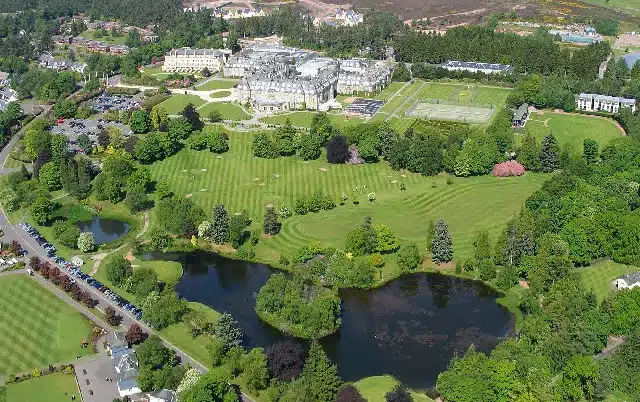 L'Italia e l'Europa offrono una selezione di resort esclusivi che combinano magistralmente le passioni per il tennis e il golf.

Queste destinazioni non solo soddisfano le esigenze degli sportivi più esigenti, ma offrono anche esperienze di soggiorno indimenticabili, immerse in paesaggi mozzafiato e arricchite da servizi di altissimo livello.
