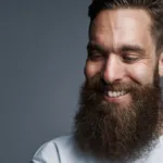 In questo viaggio nel mondo della barba incolta, scopriremo insieme tutti i segreti per trasformare quei peli sparsi in un vero e proprio statement di stile personale.