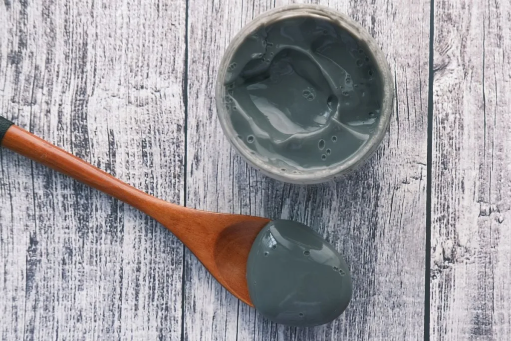 Quali sono le migliori maschere viso per uomo e come applicarle? Le maschere viso per uomo sono valide alleate per la cura della pelle, ma occorre comprendere bene quando e come applicarle nel modo corretto