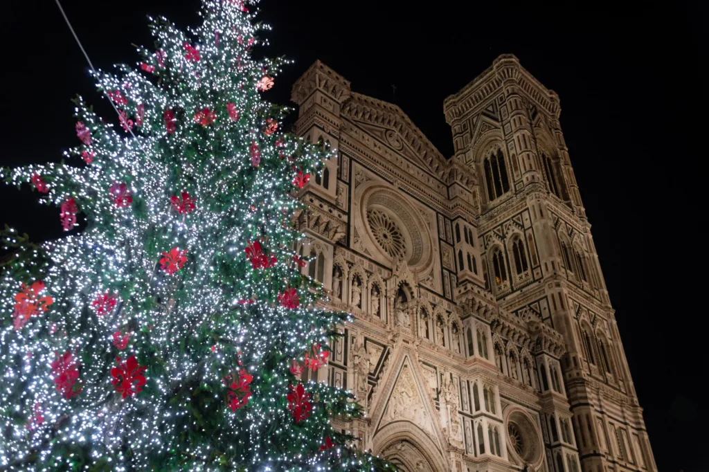 Firenze si Illumina a Natale tra Mercatini, Arte e Tradizione: i Consigli di MondoUomo.it per una Visita Perfetta.