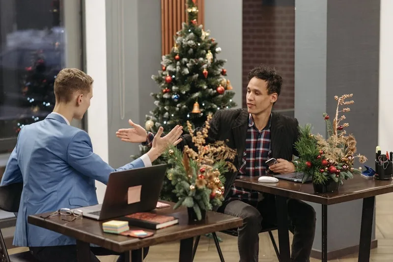 Festa di Natale 2025 con capo e colleghi: tra tradizione ed originalità, un’occasione per distinguersi e brillare.