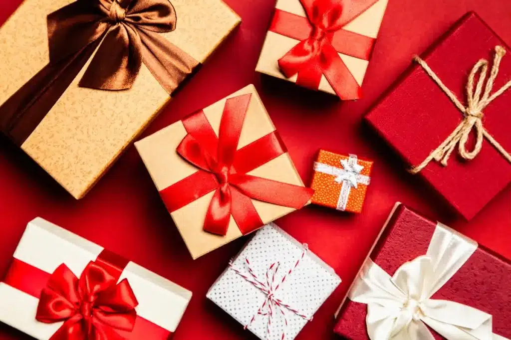 Manca davvero poco al Natale 2025, e la frenesia tipica dei giorni di festa si fa sentire sempre di più. Tra i preparativi per il classico cenone in famiglia, le decorazioni da perfezionare e i regali da completare. O da iniziare. Tutti, dal primo all’ultimo.