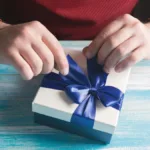 L'uomo moderno, sempre in movimento, ha bisogno di fermarsi e riflettere sul proprio benessere; per questo Natale 2025, invece di spendere tutto per gli altri, perché non fare un regalo anche a te stesso?