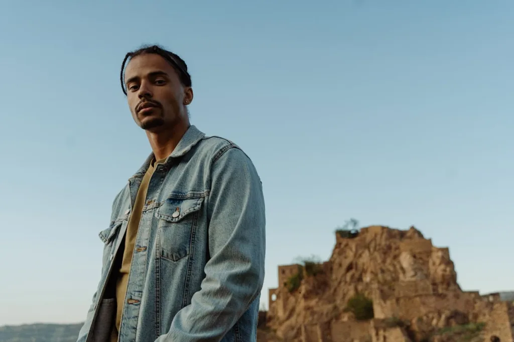 Il giubbino in denim per uomo: il capo cult da avere nell’armadio per la prossima stagione.