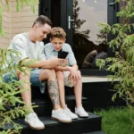 Alzi la mano quel pspà che non si sia trovato nell'ultimo periodo a sbirciare i propri figli mentre erano alle prese con il fare i compiti con l'ausilio di ChatGPT