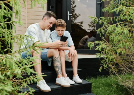 I figli adolescenti, i compiti e ChatGPT: la guida di MondoUomo.it.