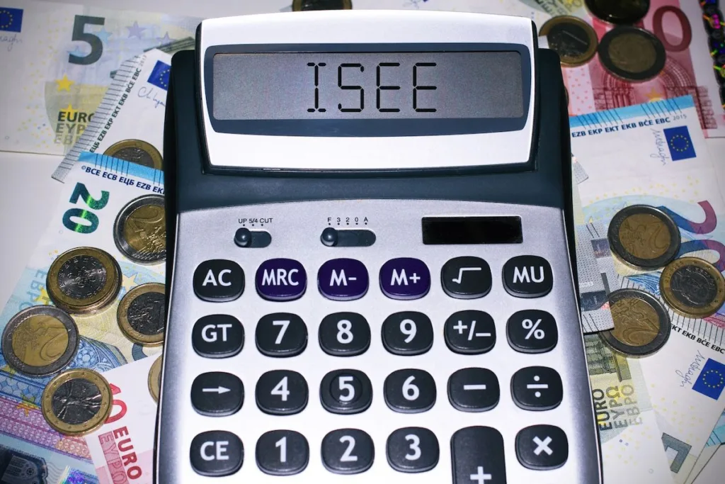 ISEE 2025: la Guida di MondoUomo.it al Calcolo ed ai Benefici Previsti. Il calcolo dell'ISEE è un processo complesso che richiede una precisa valutazione dei redditi e del patrimonio del nucleo familiare