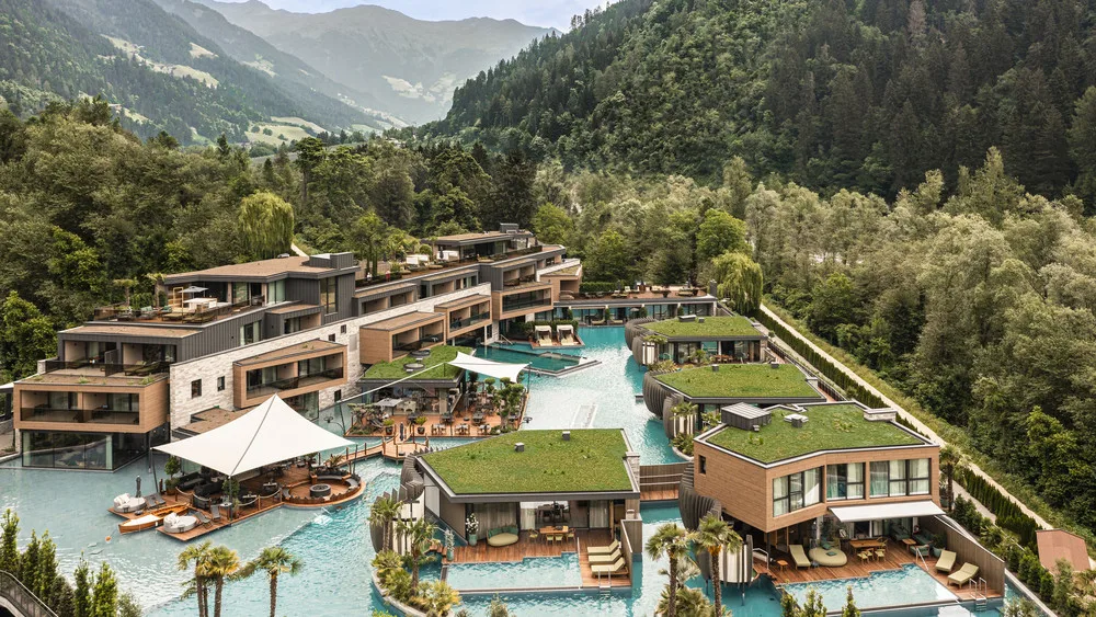 Se sei un uomo alla ricerca di un'esperienza di lusso che combini tennis ed equitazione, l'Italia offre una selezione di resort esclusivi