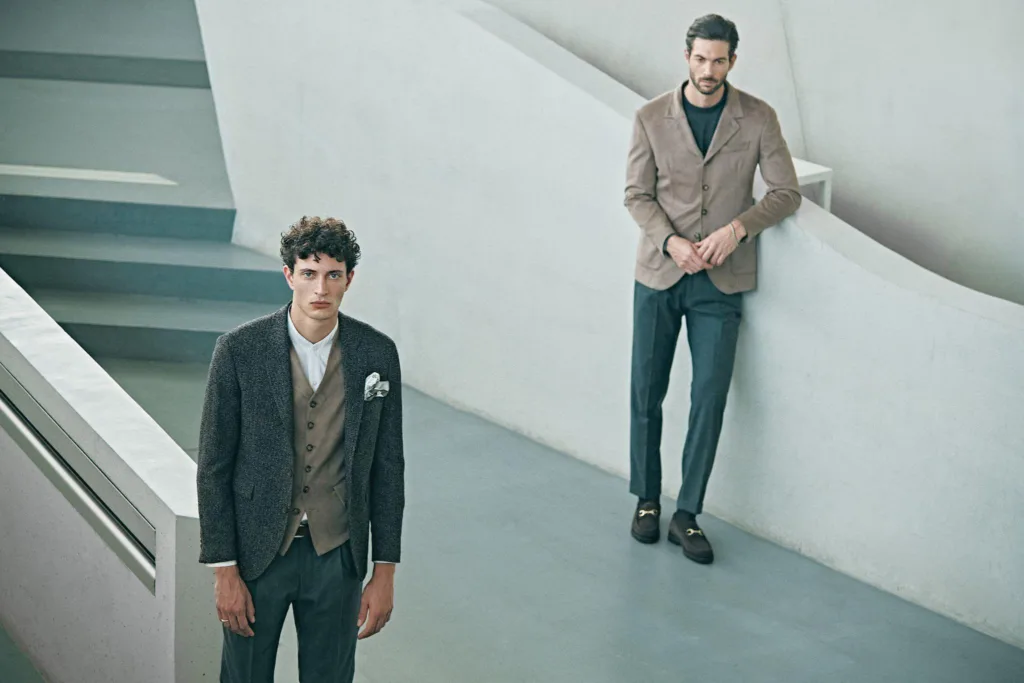 Elio Evan: Il Nuovo Volto dell’Eleganza Italiana Nel panorama del menswear italiano, pochi nomi riescono a coniugare tradizione e innovazione con la stessa naturalezza di Elio Evan