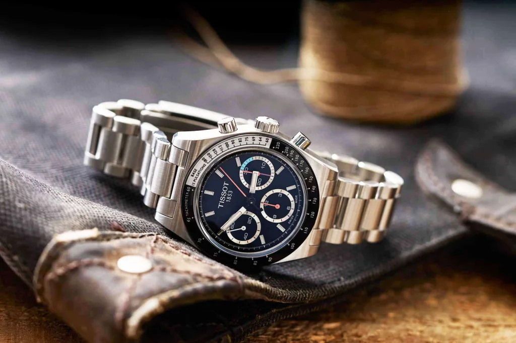 Il Tissot PR516 Cronografo Automatico rappresenta un perfetto connubio tra design vintage e tecnologia moderna, richiamando l'eredità sportiva del marchio svizzero Tissot