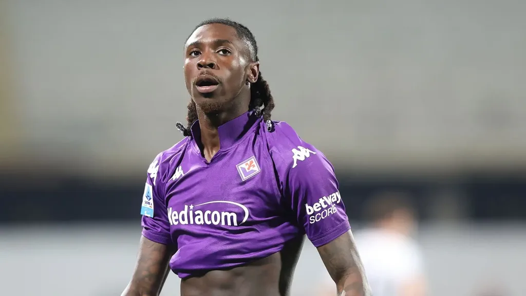 Infortunio di Moise Kean: Trasportato in Ospedale dopo il Colpo al Viso durante Verona-Fiorentina.