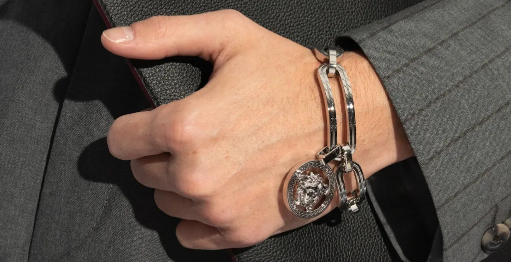 Trend Bracciali Uomo del 2025: Adornare il Polso con Stile e Personalità