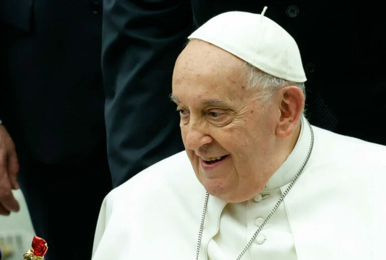 Addio a Papa Francesco: si è spento a 88 anni Jorge Mario Bergoglio. Papa Francesco, ricoverato presso il Policlinico Gemelli di Roma dal 14 febbraio a causa di una polmonite bilaterale, continua a mostrare segnali di miglioramento graduale, secondo gli ultimi aggiornamenti ufficiali della Santa Sede