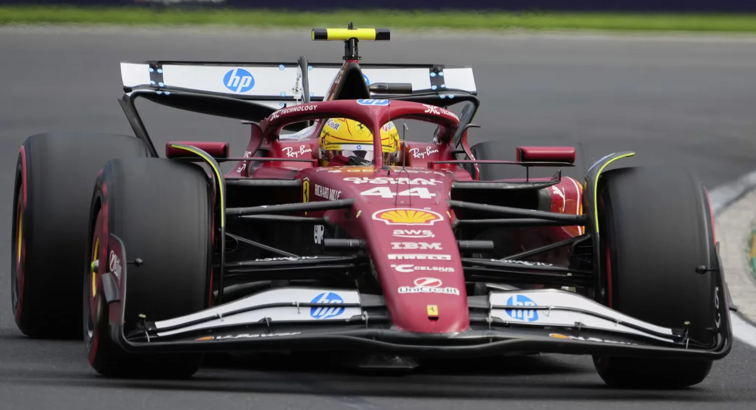 Lewis Hamilton risponde così, con pole position e vittoria della sprint race, in attesa delle qualifiche delle ore 8 che daranno la griglia di formazione per la gara di domani.