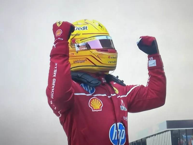 Lewis Hamilton risponde così, con pole position e vittoria della sprint race, in attesa delle qualifiche delle ore 8 che daranno la griglia di formazione per la gara di domani