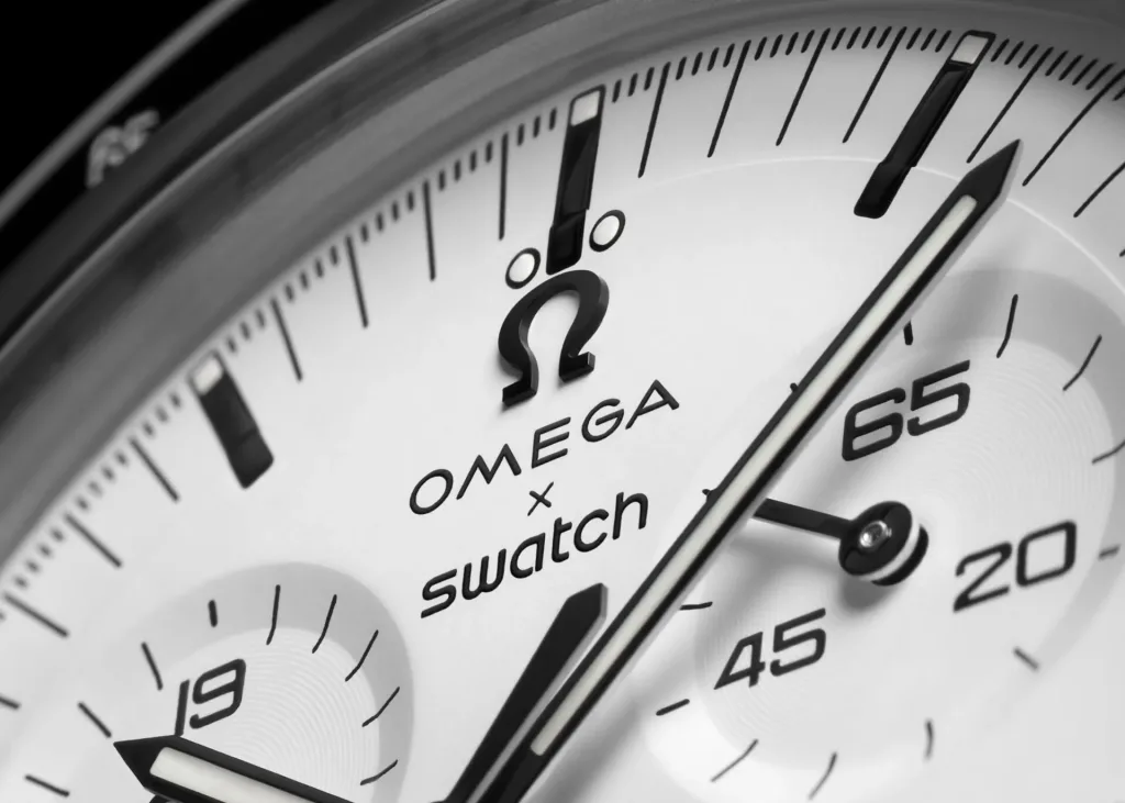Il MoonSwatch 1965 rappresenta un tributo significativo alla storia dell'orologeria, celebrando il sessantesimo anniversario della qualifica di idoneità al volo spaziale ottenuta dall'Omega Speedmaster nel 1965