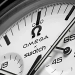 Il MoonSwatch 1965 rappresenta un tributo significativo alla storia dell'orologeria, celebrando il sessantesimo anniversario della qualifica di idoneità al volo spaziale ottenuta dall'Omega Speedmaster nel 1965