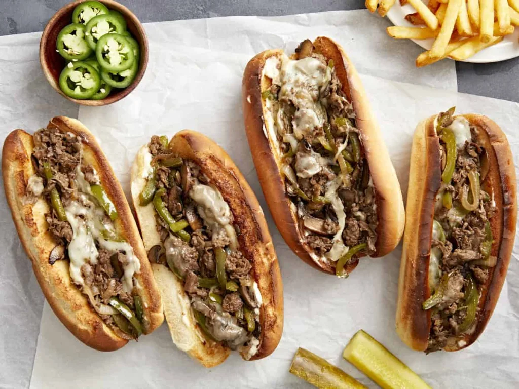Cheesesteak: Il Panino Iconico di Philadelphia Che Conquista Anche l’Italia. Lo sapevate che oggi, 24 marzo, nel mondo della gastronomia di strada si festeggia il Cheesesteak Day? Per chi non conoscesse questa icona de cibo da strada, il cheesesteak è molto più di un semplice panino: è un simbolo di Philadelphia, una leggenda dello street food americano e un’esperienza di gusto che sta conquistando sempre più appassionati anche in Italia