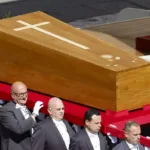 Papa Francesco, l’Ultimo Viaggio: Ecco Come Si Svolgeranno i Funerali Oggi