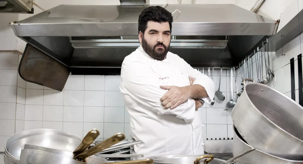 Antonino Cannavacciuolo: 50 Anni di Eccellenza, Passione e Tradizione! Oggi, 16 aprile 2025, Antonino Cannavacciuolo celebra un traguardo straordinario: il suo cinquantesimo compleanno