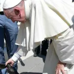 Papa Francesco ha preso il suo nome da San Francesco d’Assisi, noto per il suo amore verso tutte le creature, ma il Papa stesso ha più volte sottolineato che, nella sua visione, l’uomo occupa un posto centrale nel creato, seguito da animali e ambiente