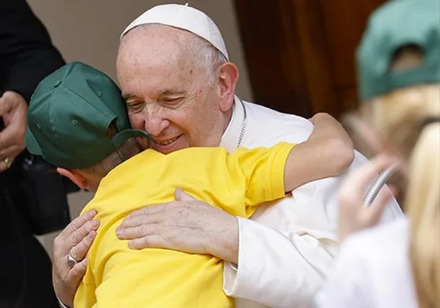 Il Cuore di Papa Francesco: Un Pontificato Dedicato ai Bambini e alla Misericordia