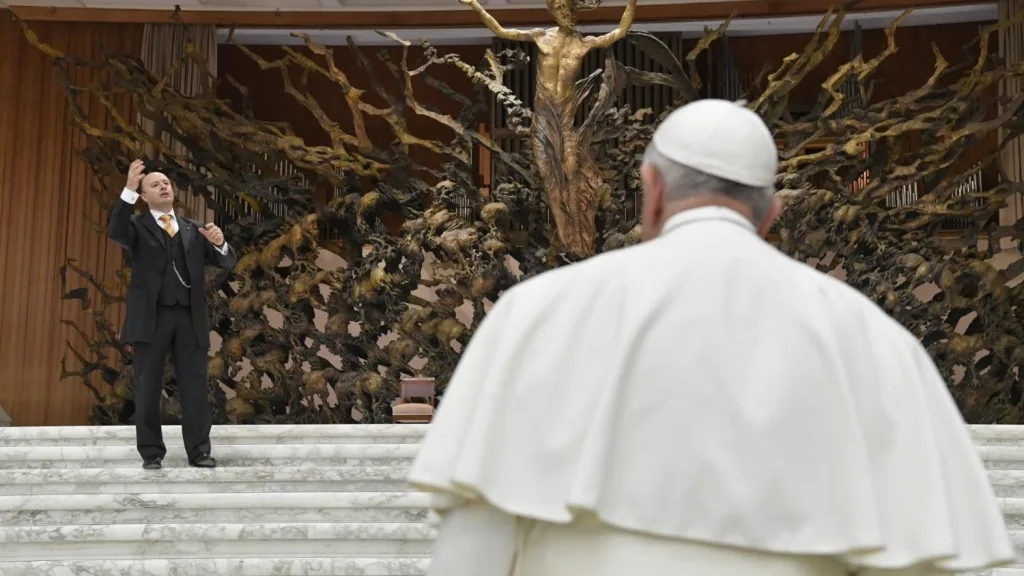La musica ha sempre avuto un ruolo centrale nella liturgia della Chiesa Cattolica, ed è stata un veicolo fondamentale per trasmettere i messaggi spirituali di Papa Francesco scomparso all'età di 88 anni oggi, 21 aprile 2025