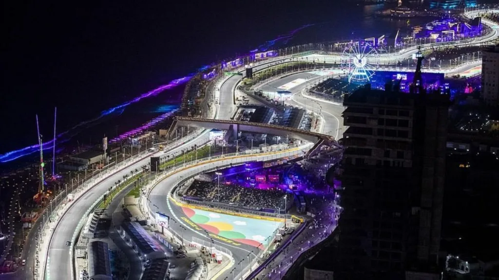 Pole Position per un Grande Max Verstappen a Jeddah. Domani prende il via il weekend di gara del Gran Premio d’Arabia Saudita 2025, quinto appuntamento del Mondiale di Formula 1, che si correrà sul velocissimo Jeddah Corniche Circuit da venerdì 18 a domenica 20 aprile. Il circuito cittadino di Jeddah, lungo 6,174 km con 27 curve, è noto per essere il più veloce tra quelli cittadini del calendario F1 e si snoda lungo il suggestivo lungomare del Mar Rosso, offrendo uno spettacolo unico sotto le luci serali