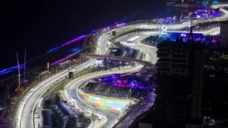 FP1 Gran Premio dell’Arabia Saudita nel segno di Pierre Gasly Domani prende il via il weekend di gara del Gran Premio d’Arabia Saudita 2025, quinto appuntamento del Mondiale di Formula 1, che si correrà sul velocissimo Jeddah Corniche Circuit da venerdì 18 a domenica 20 aprile. Il circuito cittadino di Jeddah, lungo 6,174 km con 27 curve, è noto per essere il più veloce tra quelli cittadini del calendario F1 e si snoda lungo il suggestivo lungomare del Mar Rosso, offrendo uno spettacolo unico sotto le luci serali