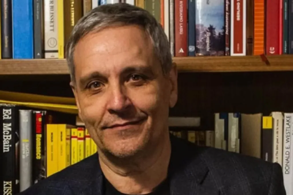 Nome influente nel panorama culturale italiano, Maurizio De Giovanni è un autore che ama sperimentare vari generi, passando dal romanzo giallo alla narrazione dei sentimenti umani.