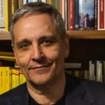 Nome influente nel panorama culturale italiano, Maurizio De Giovanni è un autore che ama sperimentare vari generi, passando dal romanzo giallo alla narrazione dei sentimenti umani.