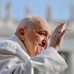Papa Francesco, scomparso oggi 21 aprile 2025 all'età di 88 anni, ha introdotto numerosi cambiamenti significativi nella Chiesa Cattolica durante il suo pontificato, caratterizzato da una forte impronta riformistica e da un approccio pastorale innovativo