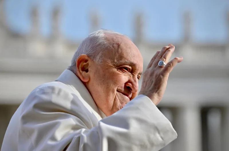 Papa Francesco, scomparso oggi 21 aprile 2025 all'età di 88 anni, ha introdotto numerosi cambiamenti significativi nella Chiesa Cattolica durante il suo pontificato, caratterizzato da una forte impronta riformistica e da un approccio pastorale innovativo
