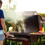 Scopri i segreti per organizzare il barbecue perfetto: dalla scelta della carne alla birra giusta, passando per trucchi di grigliata e condimenti