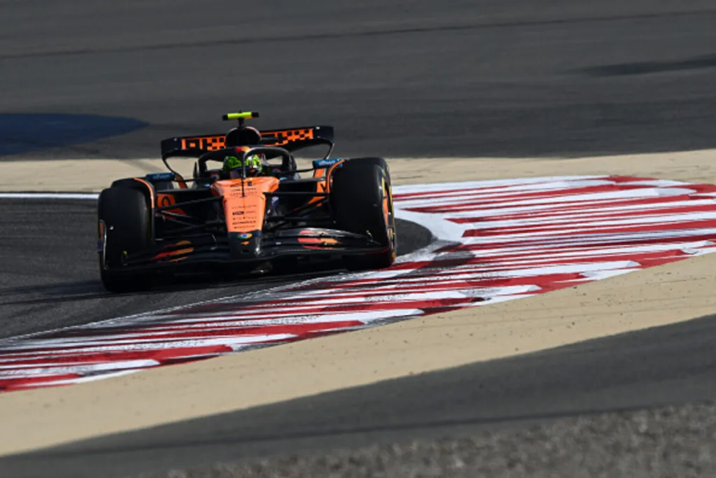  Dopo le FP1 con temperature altissime e circuito molto sciovoloso, le FP2 si sono svolte con temperature più fresche, in simulazione orario qualifica e gara: McLaren on top con Piastri-Norris che rifilano oltre mezzo secondo sugli inseguitori, Russell e LeClerc.
