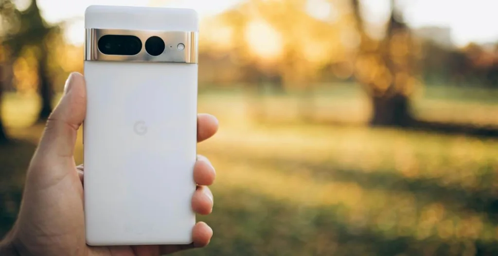 Google Alphabet, la società che controlla Google, ha scelto di cambiare luogo di produzione dei Google Pixel. Inizialmente sembrava che fosse una scelta azzardata, in quanto si parla di tutto il comparto tecnologico. Smartphone, accessori, custodie, caricabatterie e sensori di impronte digitali. In altre parole ogni cosa che ha a che fare con i suoi cellulari.