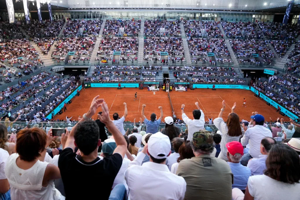Il Mutua Madrid Open 2025, uno degli appuntamenti più attesi della stagione tennistica, è cominciato: da, oggi, 22 aprile fino al 4 maggio, la Caja Mágica di Madrid ospiterà i migliori giocatori ATP e WTA del mondo, pronti a darsi battaglia sulla terra rossa spagnola