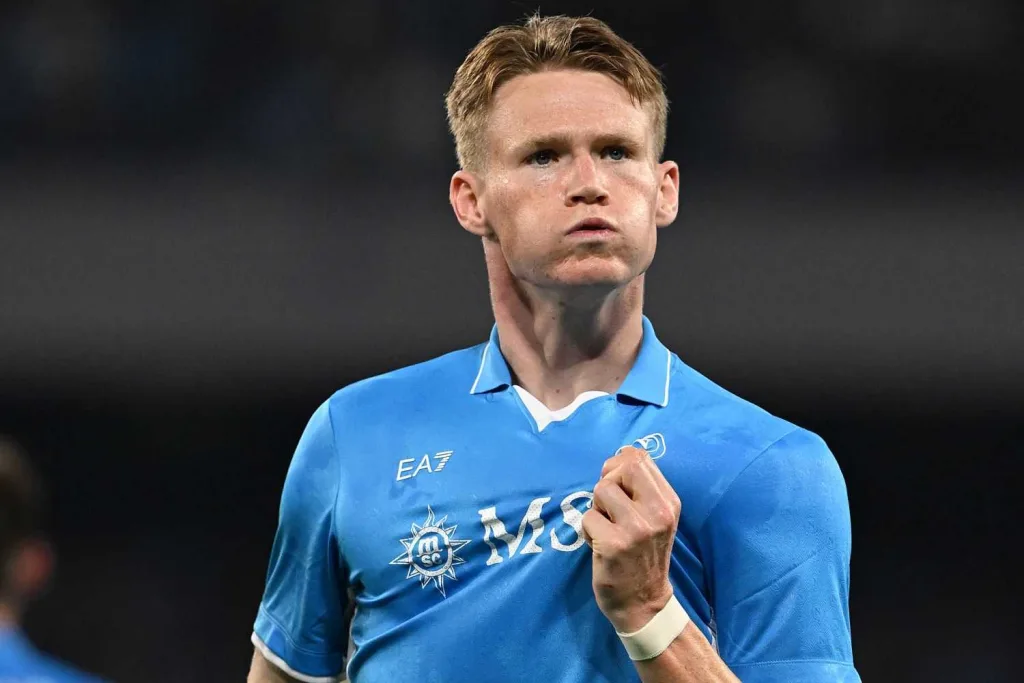 Il Napoli raggiunge dunque l'Inter in vetta alla Serie A dopo una vittoria fondamentale contro il Monza e la contemporanea sconfitta dei nerazzurri sul campo del Bologna.