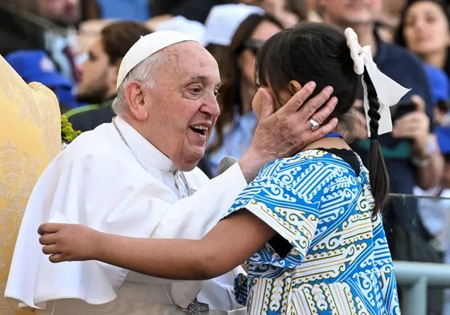 Papa Francesco, scomparso oggi all’età di 88 anni dopo 12 anni di pontificato iniziato il 13 marzo 2013, è stato un pontefice rivoluzionario e profondamente vicino ai più piccoli, ai bambini e ai giovani, ai quali ha dedicato particolare attenzione e cura durante tutto il suo ministero petrino