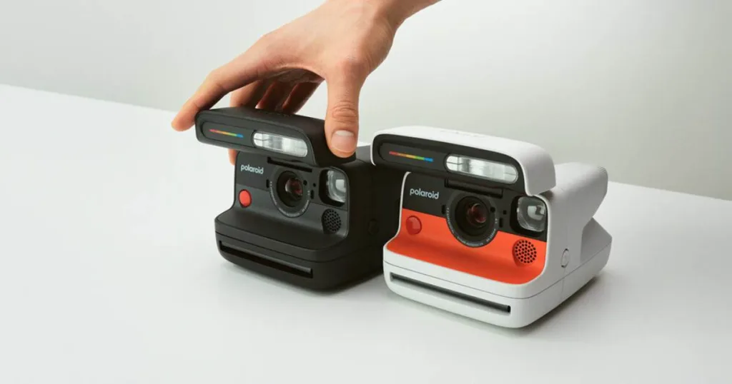 Polaroid Flip è la nuova fotocamera retro della società, con una incredibile capacità che potrebbe porre fine ad un problema serio: la sfocatura delle immagini. Per via di un movimento improvviso, una distanza sbagliata o altri effetti scenici, c'è sempre il rischio di non riuscire ad immortalare il momento perfetto. Ebbene, la nuova funzione di questa Polaroid ha il compito di eliminare questo disagio.