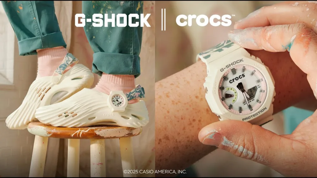 La collaborazione tra G-SHOCK e Crocs debutta con una versione esclusiva delle Crocs Echo Wave, caratterizzata da una tomaia color crema con finitura glow-in-the-dark. Il dettaglio che cattura subito l’occhio è il cinturino alla caviglia, realizzato in una particolare marmorizzazione verde e rosa, ispirata alla robustezza e allo stile inconfondibile dei G-SHOCK.