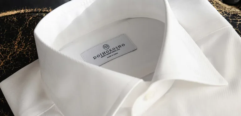 DOIHOKOSHO: l’eccellenza giapponese delle camicie maschili torna a Pitti Uomo 108 Il ritorno di DOIHOKOSHO al Pitti Uomo 108 rappresenta un momento significativo per gli appassionati di camiceria di qualità.