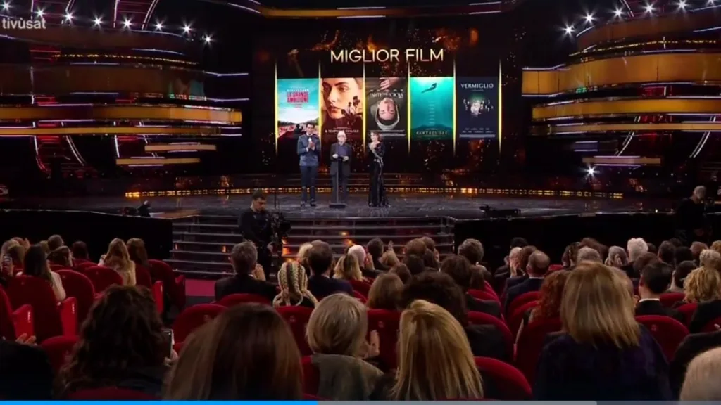 Alcuni degli outfit maschili che hanno brillato alla cerimonia: stile, eleganza e dettagli che fanno la differenza. Eleganza, audacia e personalità. Al David di Donatello 2025, il Red Carpet non ha brillato solo per il talento degli attori, ma anche per i loro outfit. Se negli anni passati l’attenzione era rivolta principalmente ai look femminili, questa edizione ha mostrato chiaramente che anche gli uomini sanno lasciare il segno, e lo fanno con stile. Completi classici rivisitati, dettagli inaspettati e tocchi creativi hanno raccontato un nuovo modo di vivere la moda maschile