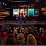 Alcuni degli outfit maschili che hanno brillato alla cerimonia: stile, eleganza e dettagli che fanno la differenza. Eleganza, audacia e personalità. Al David di Donatello 2025, il Red Carpet non ha brillato solo per il talento degli attori, ma anche per i loro outfit. Se negli anni passati l’attenzione era rivolta principalmente ai look femminili, questa edizione ha mostrato chiaramente che anche gli uomini sanno lasciare il segno, e lo fanno con stile. Completi classici rivisitati, dettagli inaspettati e tocchi creativi hanno raccontato un nuovo modo di vivere la moda maschile