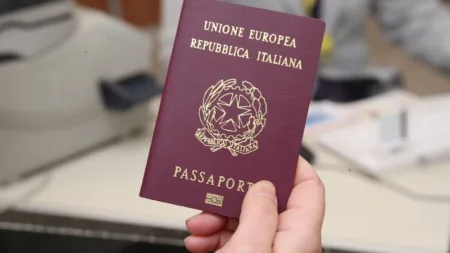 La Camera ha dato il via libera definitivo al decreto cittadinanza, che ora è legge: il provvedimento è passato con 137 voti favorevoli, 83 contrari e 2 astenuti. Tra le novità più rilevanti ci sono una stretta sulle modalità di acquisizione della cittadinanza per discendenza, nuove regole per i minori stranieri apolidi e una quota aggiuntiva per gli oriundi nel decreto flussi.